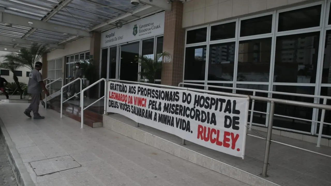 Faixa colocada por Rucley em homenagem aos profissionais de saúde que o atenderam no Hospital Leonardo Da Vinci