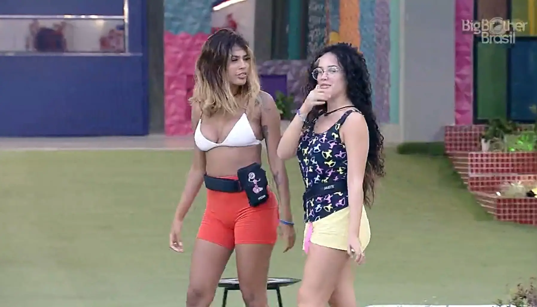 Pocah e Juliette desfilando pela casa do BBB 21 com laces de Camilla de Lucas