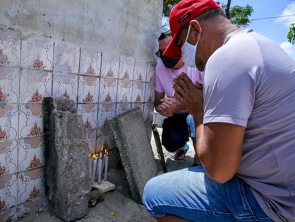 O Ceará já registra 12.870 mortes por Covid-19 cemitério homem chora