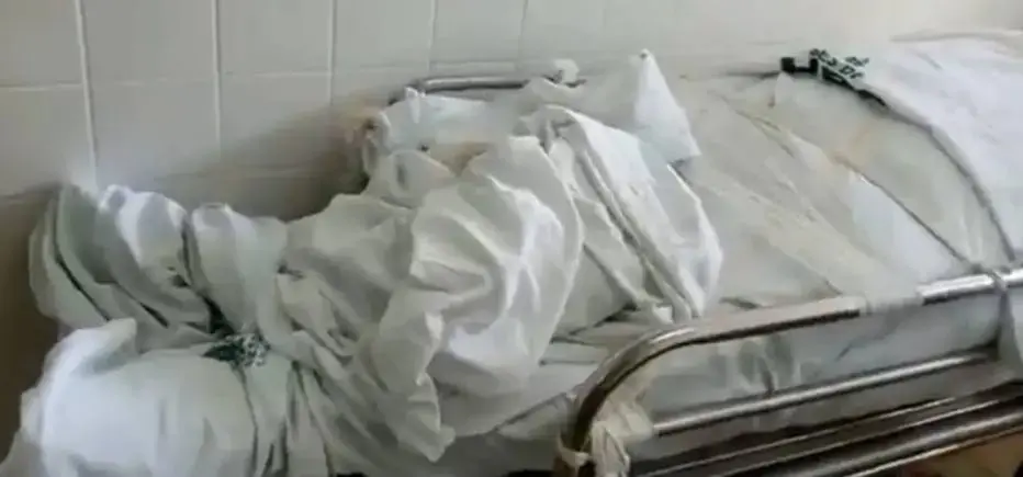 Corpo de vítima da Covid-19 enrolada em panos, sobre uma maca em hospital do Distrito Federal