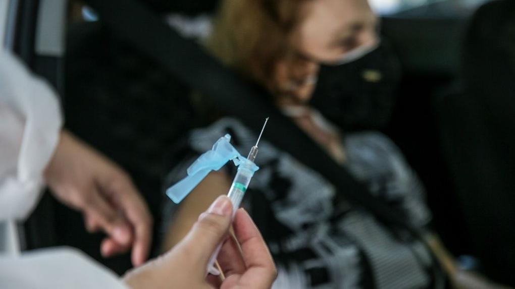 Vacinação em Fortaleza está sendo feita em pontos de drive-thru e salas de acolhimento