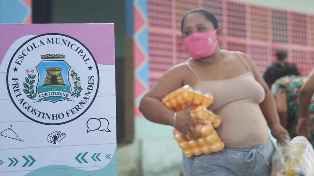 Mãe de aluno recebe kit de alimentação da Prefeitura de Fortaleza