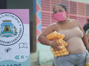 Mãe de aluno recebe kit de alimentação da Prefeitura de Fortaleza