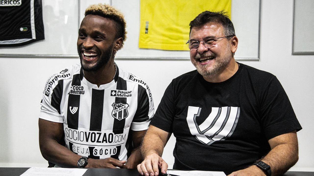 Imagem do momento da assinatura de contrato de Steven Mendoza, ao lado do presidente do Ceará, Robinson de Castro.