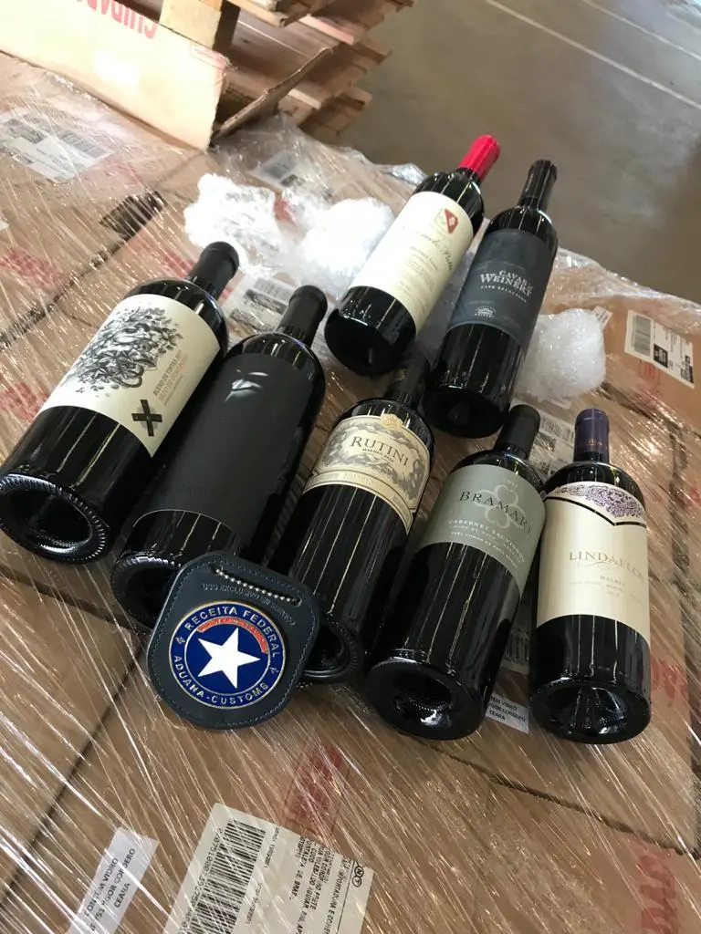 Garrafas de vinho expostas sobre caixas