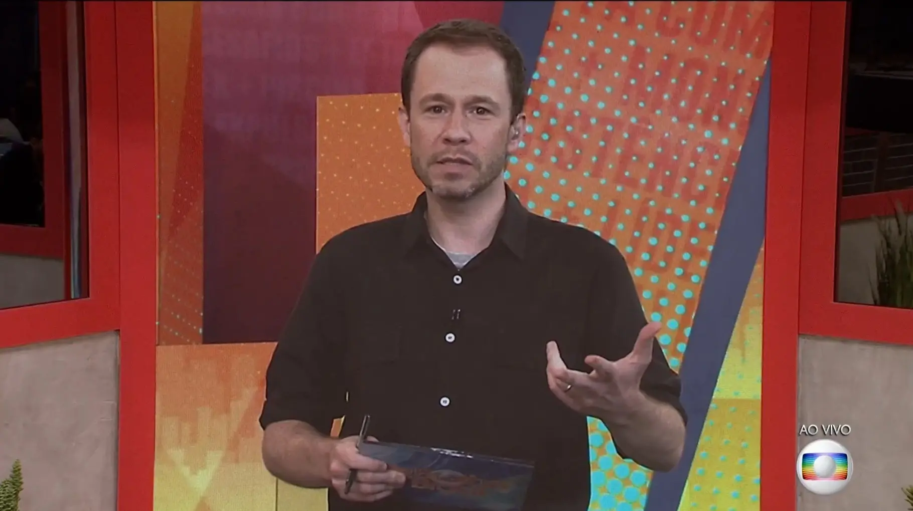 Apresentador Tiago Leifert explicando aos participantes do BBB 21 sobre a segunda da Covid-19 em algumas regiões do País