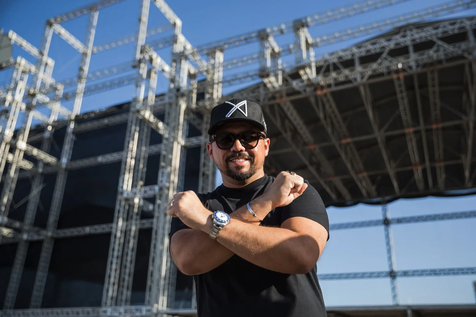 Xand Avião com os braços cruzados em formato de 