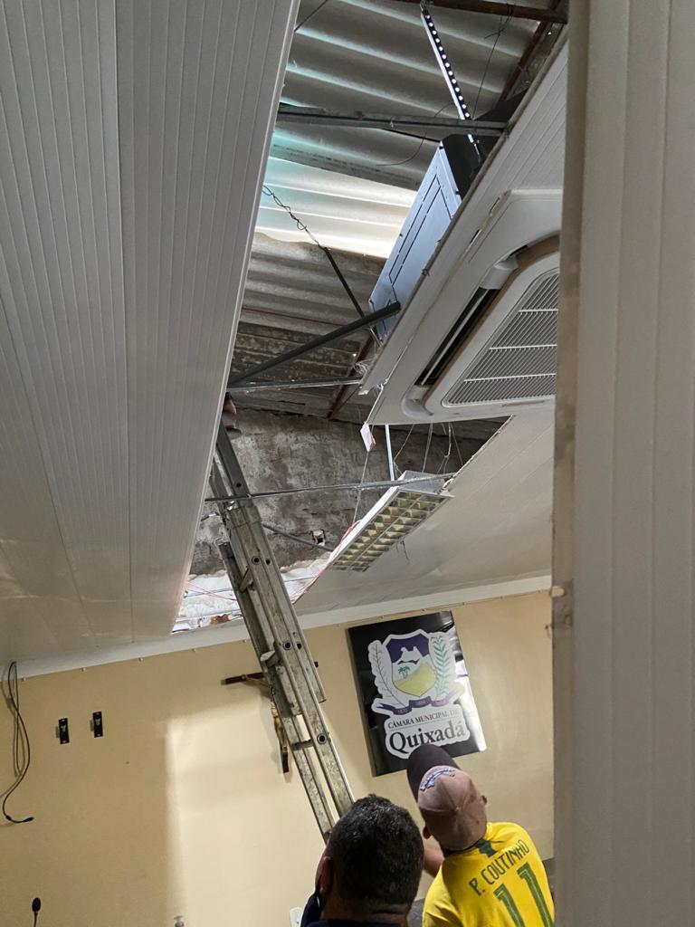 Teto desaba durante sessão