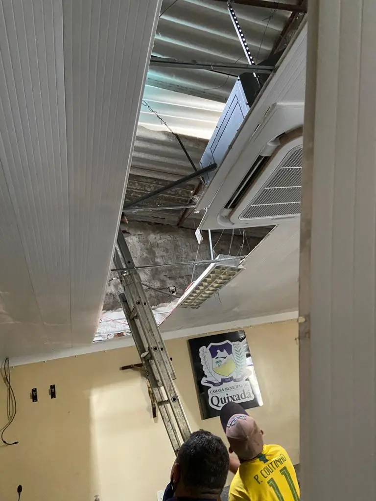 Teto desaba durante sessão