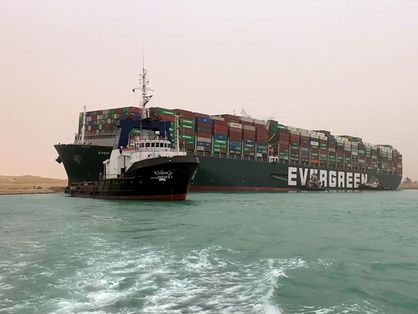 O encalhe do navio impediu a passagem de outros pelo Canal de Suez