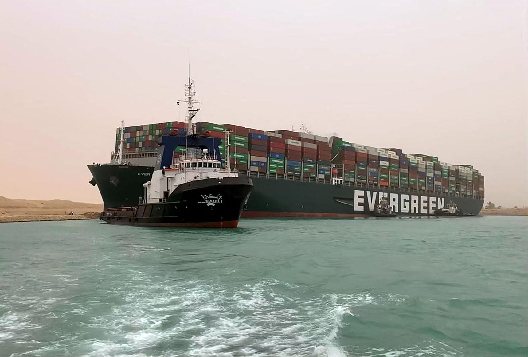O encalhe do navio impediu a passagem de outros pelo Canal de Suez