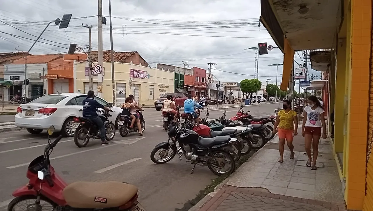 Em Icó, as lojas se mantém fechadas, mas o fluxo de pessoas nas ruas ainda é grande