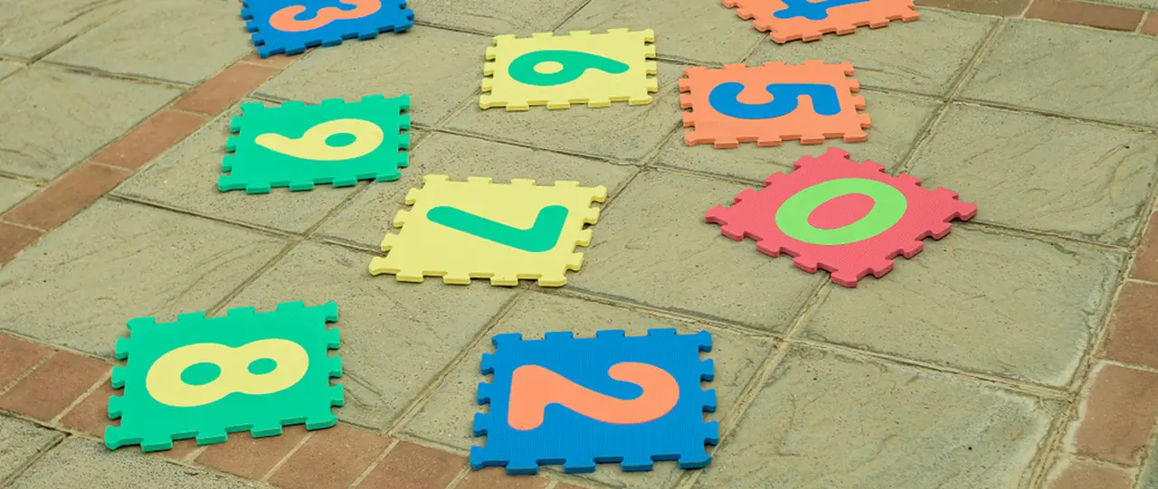 Chão com brinquedo de criança que podem receber Cartão Missão Infância