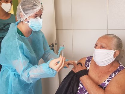 Vacinação de idosos em postos de saúde de Fortaleza