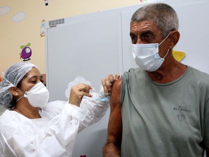 Raimundo Fagner recebe 1ª dose da vacina contra a Covid-19 em Fortaleza