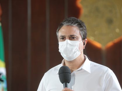 Governador do Ceará, Camilo Santana, fala ao microfone sobre a pandemia do coronavírus