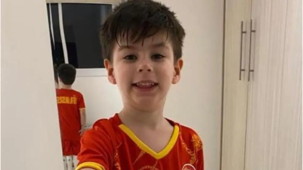 Henry sorrindo para a câmera