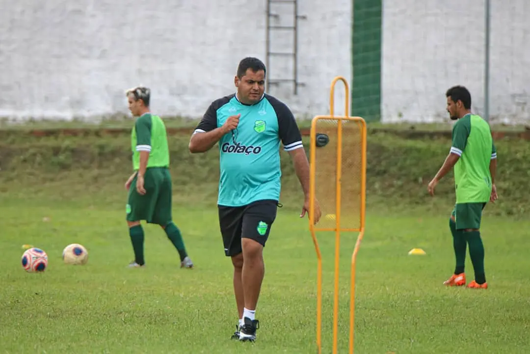 O técnico Leston Junior participa das atividades com os jogadores do Floresta