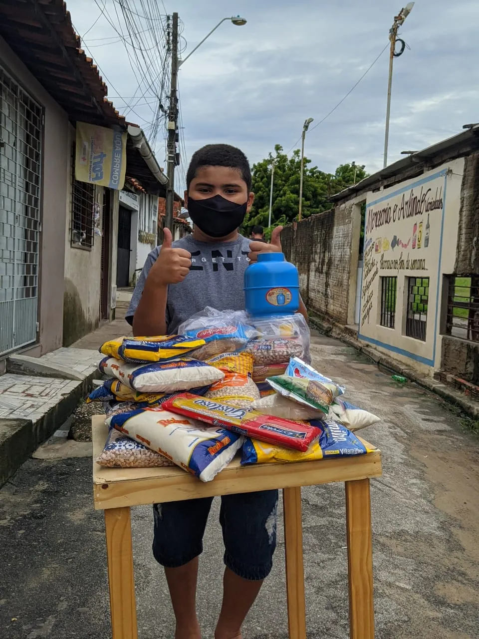 Embora a arrecadação não tenha terminado, Pedro já conseguiu montar e distribuír pelo menos 15 cestas