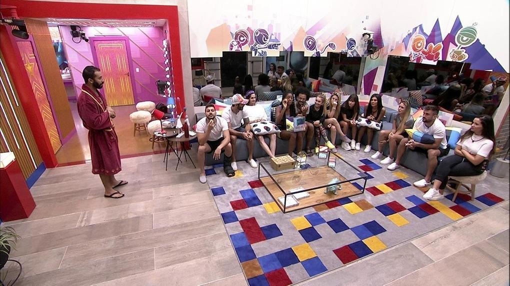 Elenco do Big Brother Brasil 21 reunido na sala da casa
