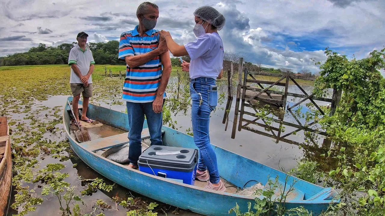 O idoso Francisco Alves foi vacinado nesta quinta-feira (25), em cima da canoa