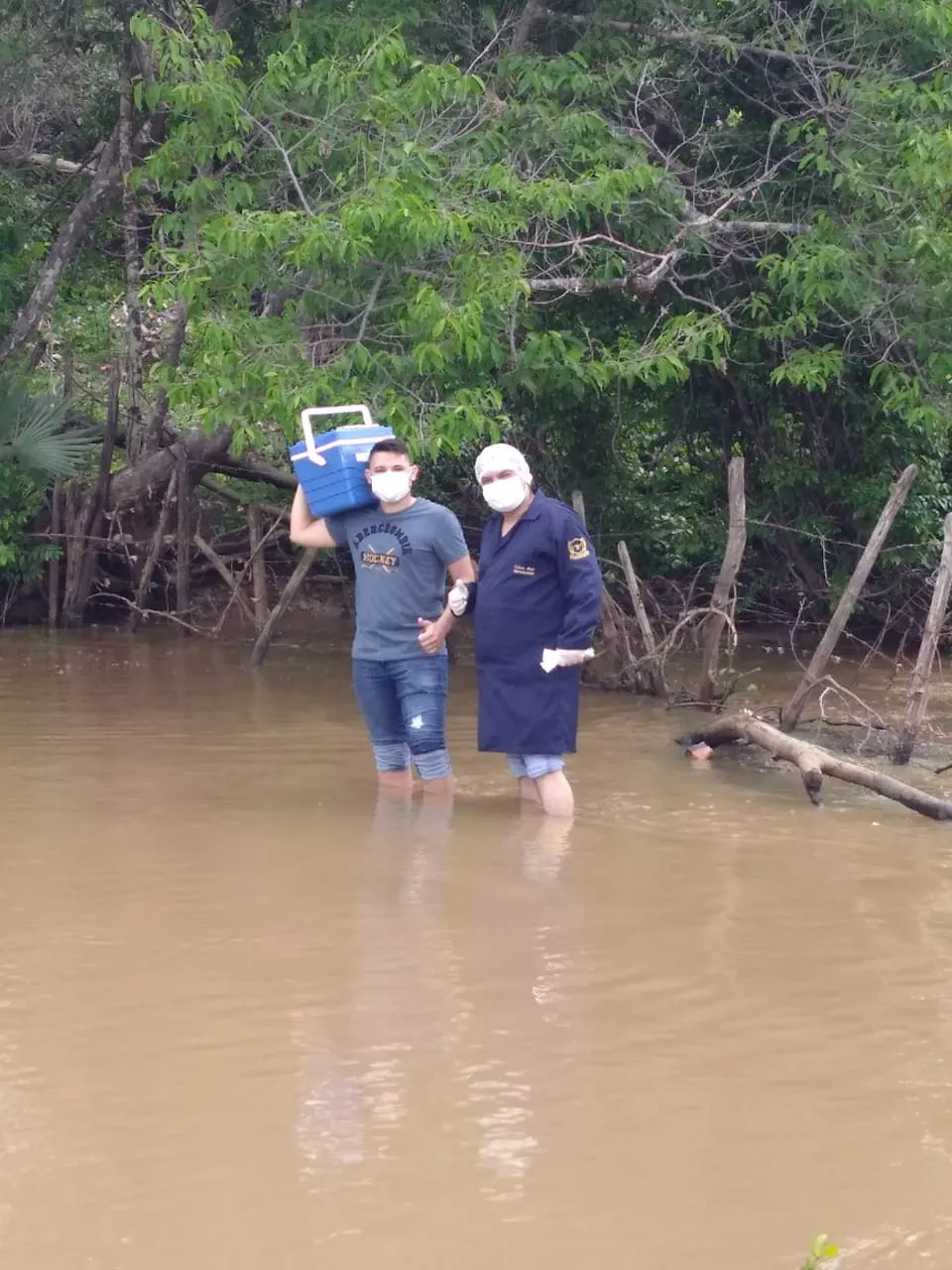 Com a cheia do rio que corta a comunidade Valente, na zona rural de Crateús, a travessia teve que ser a pé