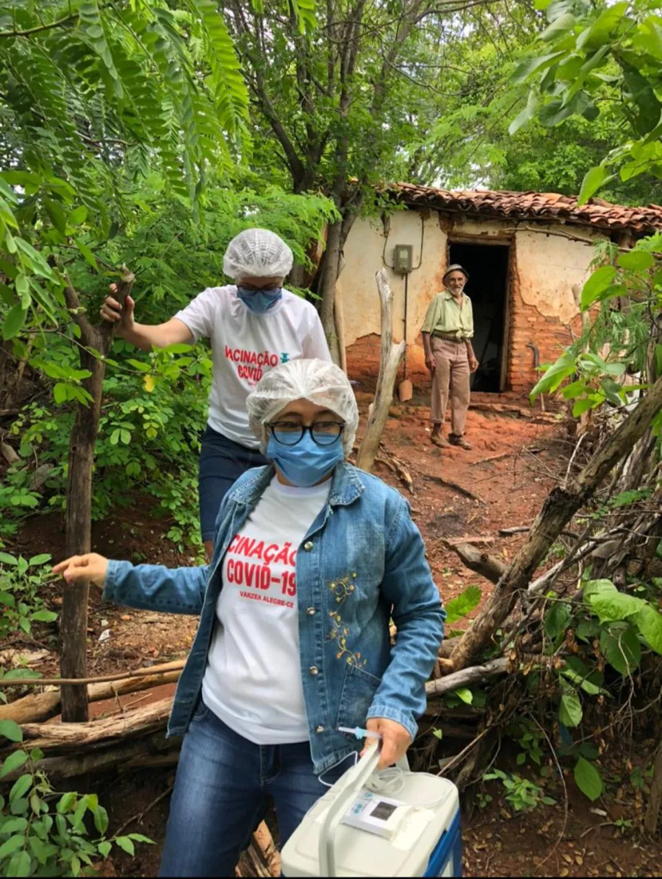 Profissionais da saúde andam a pé na zona rural de Várzea Alegre para vacinar os idosos