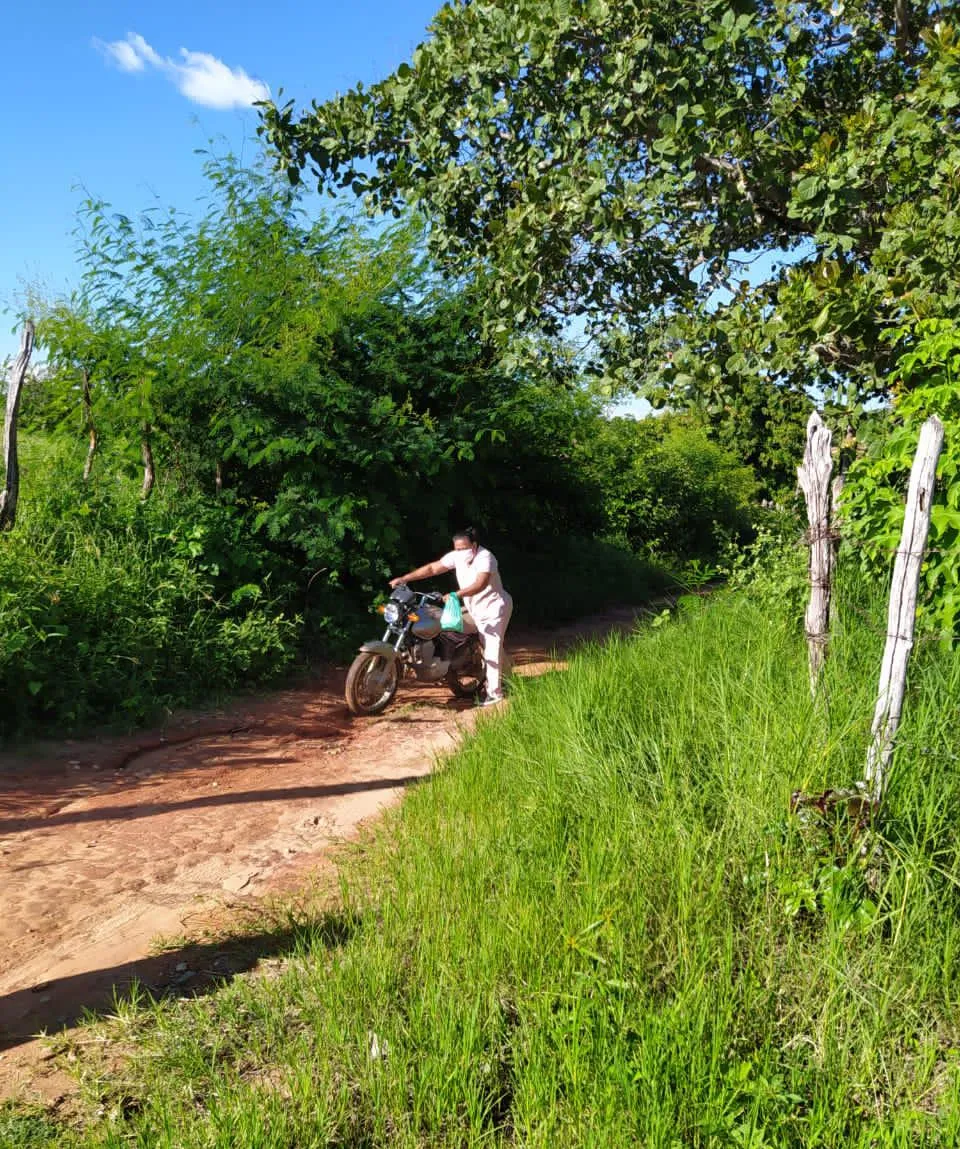 Em alguns trechos que não passam moto ou carro, o percurso é feito a pé