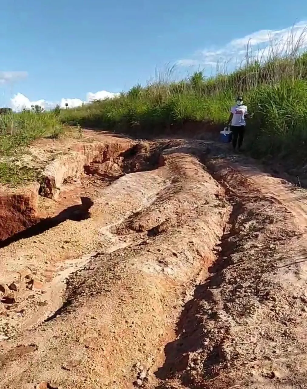 Estradas danificadas pelas chuvas dificultam o trabalho das profissionais