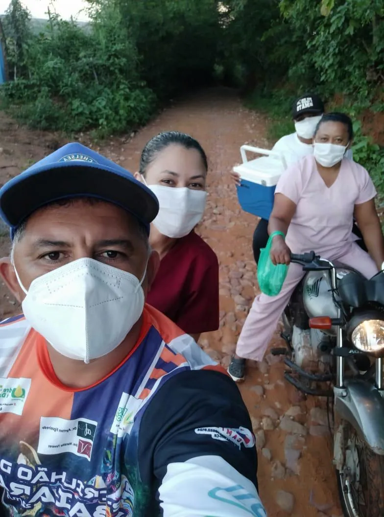 Motocicletas são utilizadas para que as equipes de vacinação cheguem em lugares de difícil acesso