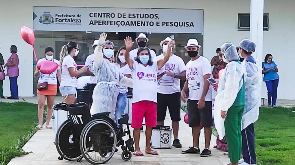A paciente Genilza de Oliveira recebe homenagem após passar 28 dias internada na unidade