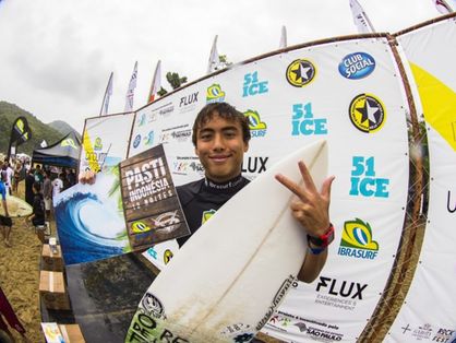Pedro Tanaka em uma das conquistas na carreira do surfe