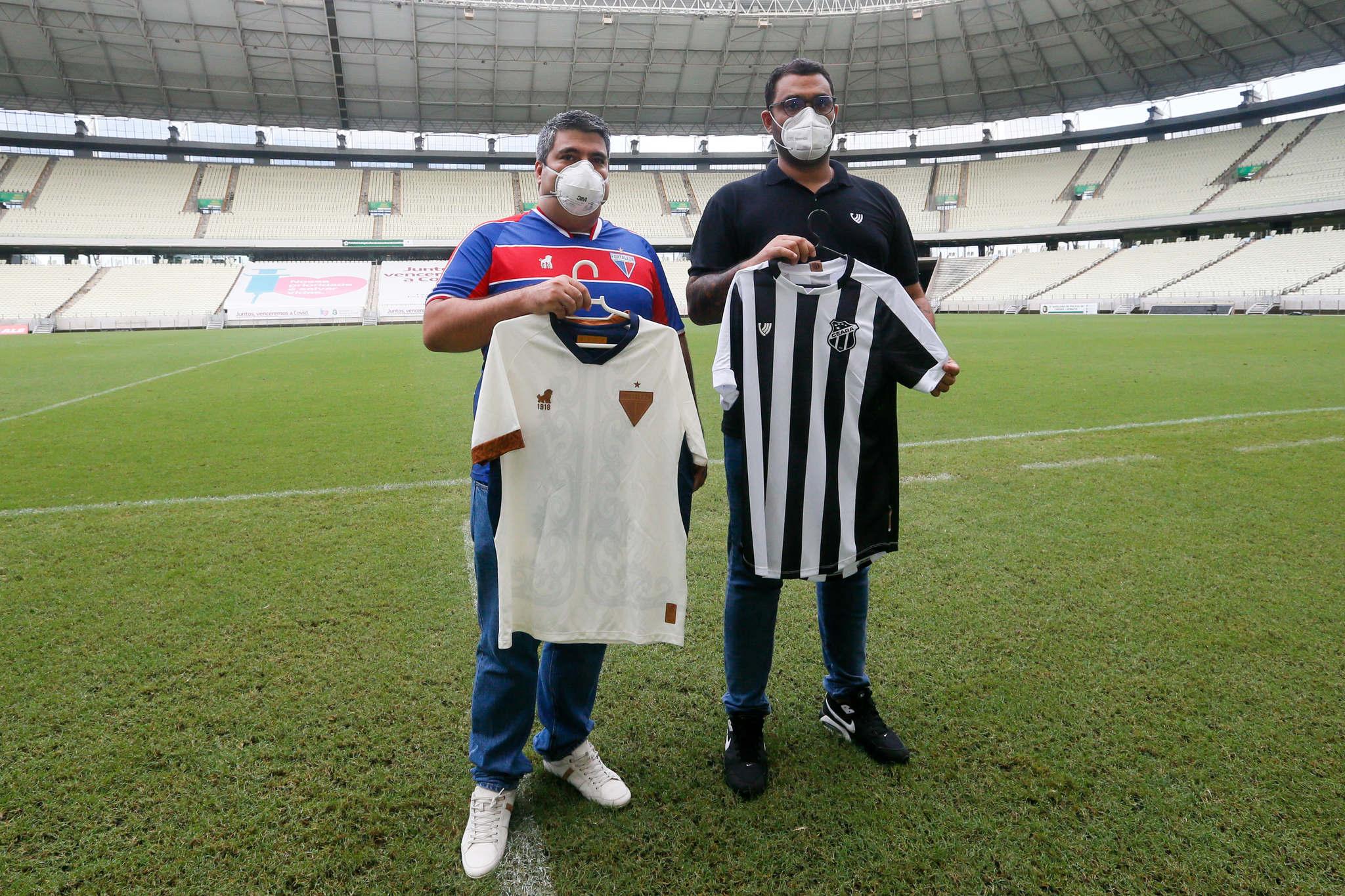 Bruno Bayma, pelo Fortaleza, e João Costa, pelo Ceará, exibem camisas dos times no Castelão