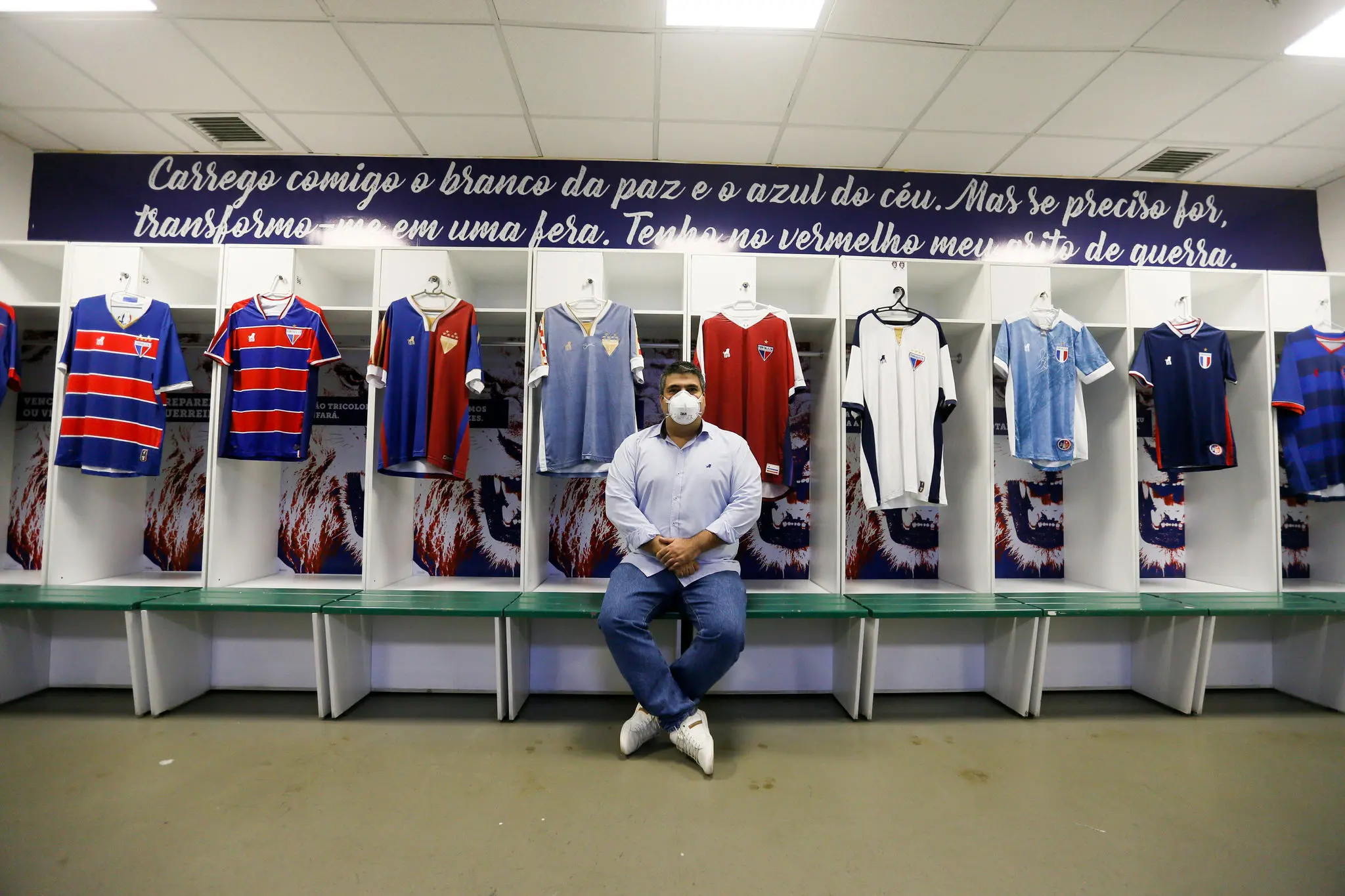 Bruno Bayma exibe as camisas da marca própria do Fortaleza no vestiário do clube, na Arena Castelão