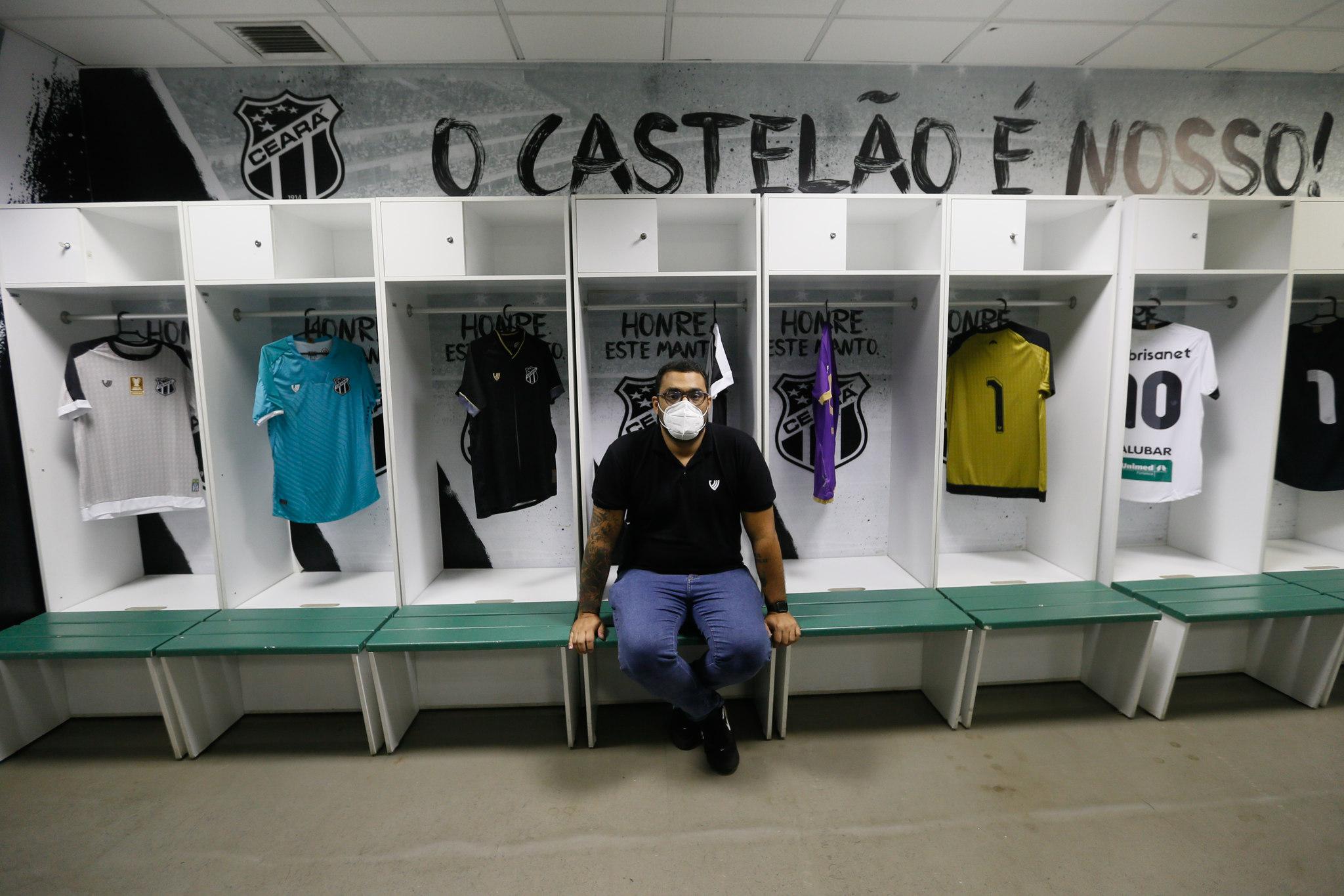 João Costa exibe as camisas lançadas pela marca própria do Ceará, mais recente