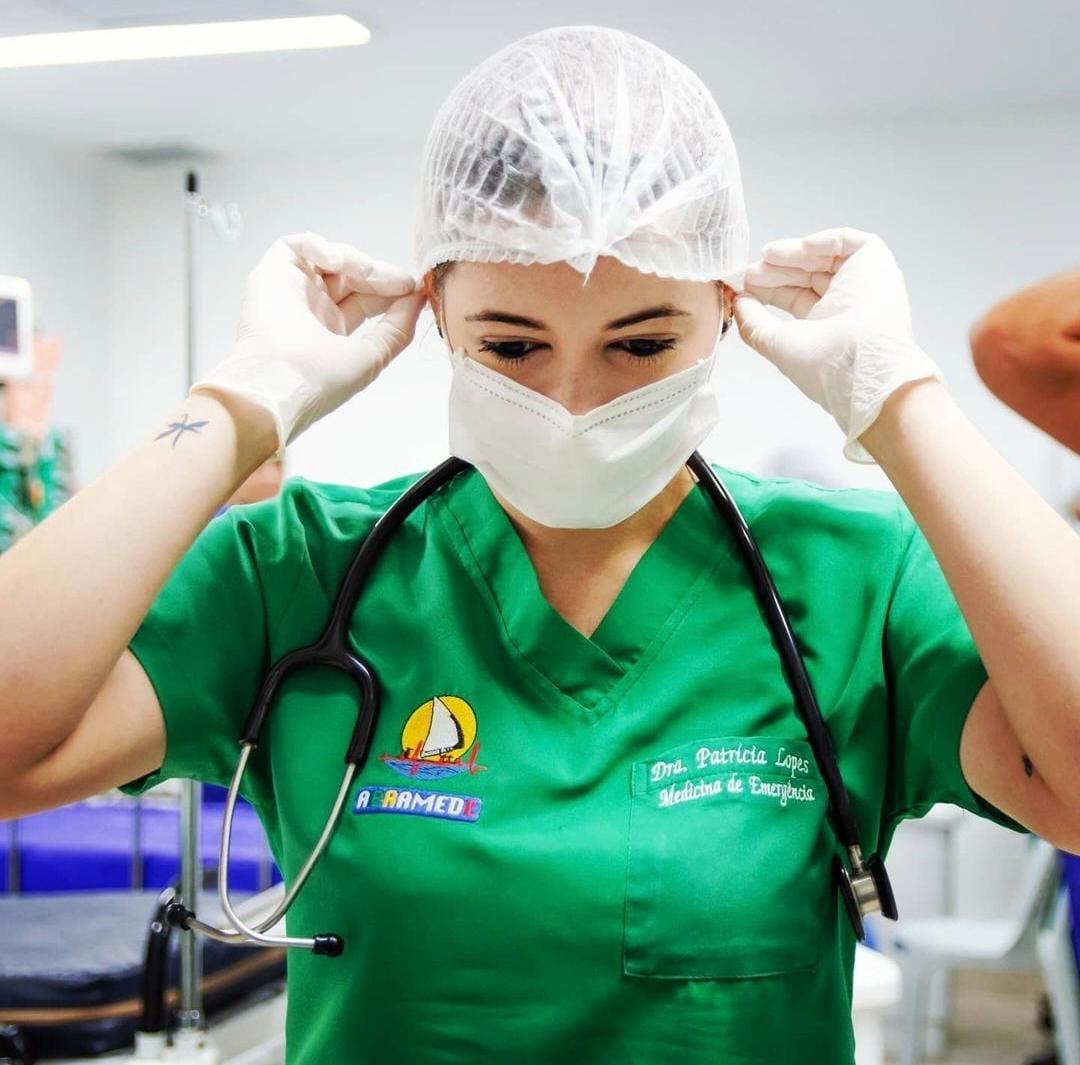 Patrícia Lopes, 31, é médica e trabalha nas emergências do Hospital Geral de Fortaleza, do Hospital de Messejana e do Hospital São José.