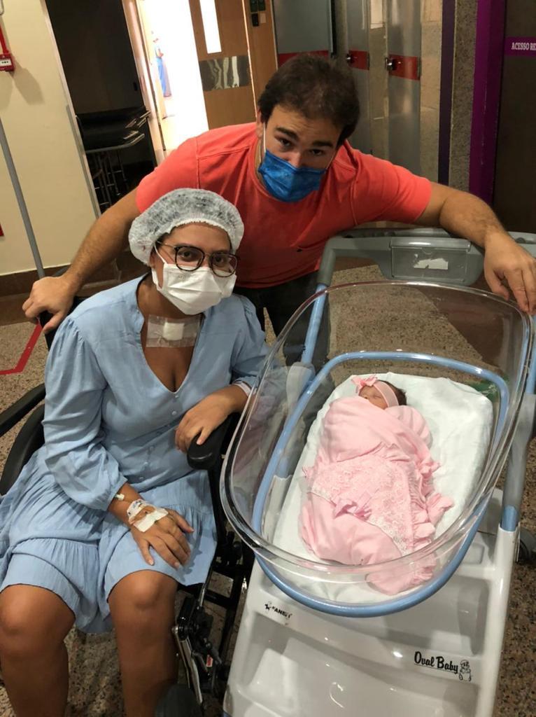 Edeiza Ataliba Bastos, 36, é enfermeira em Iguatu, a 132 quilômetros de Fortaleza. Na foto, está com o esposo e a filha recém-nascida.