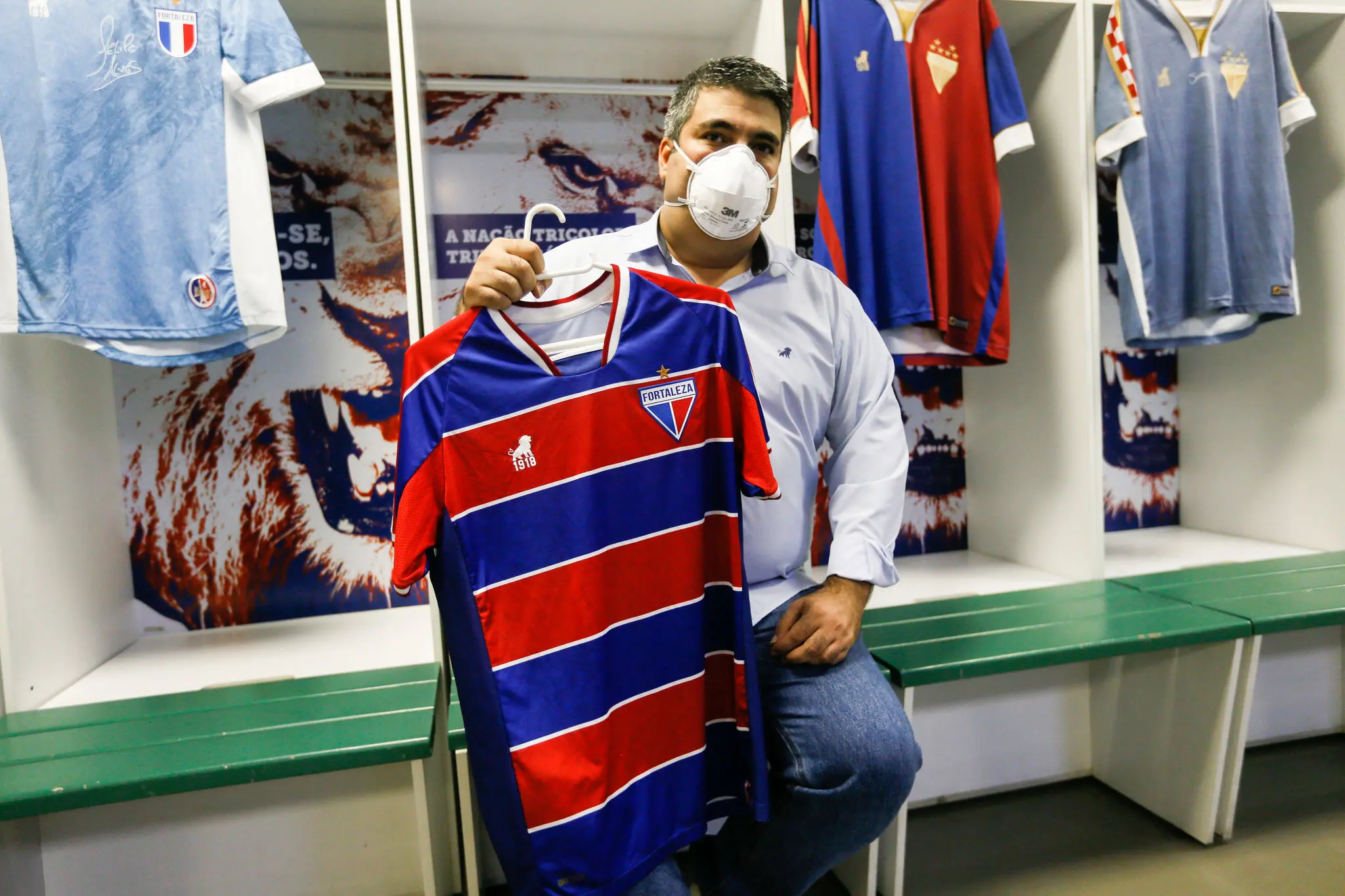 Uniforme tradicional do Fortaleza com a marca própria