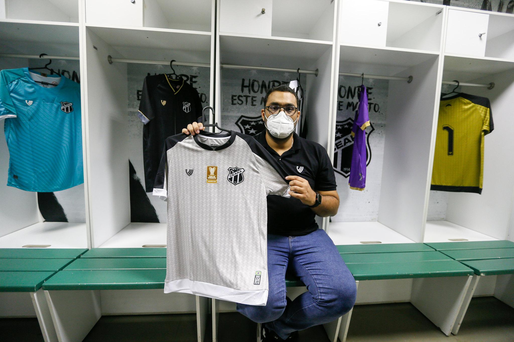 João Costa exibe camisa lançada para a Copa do Nordeste