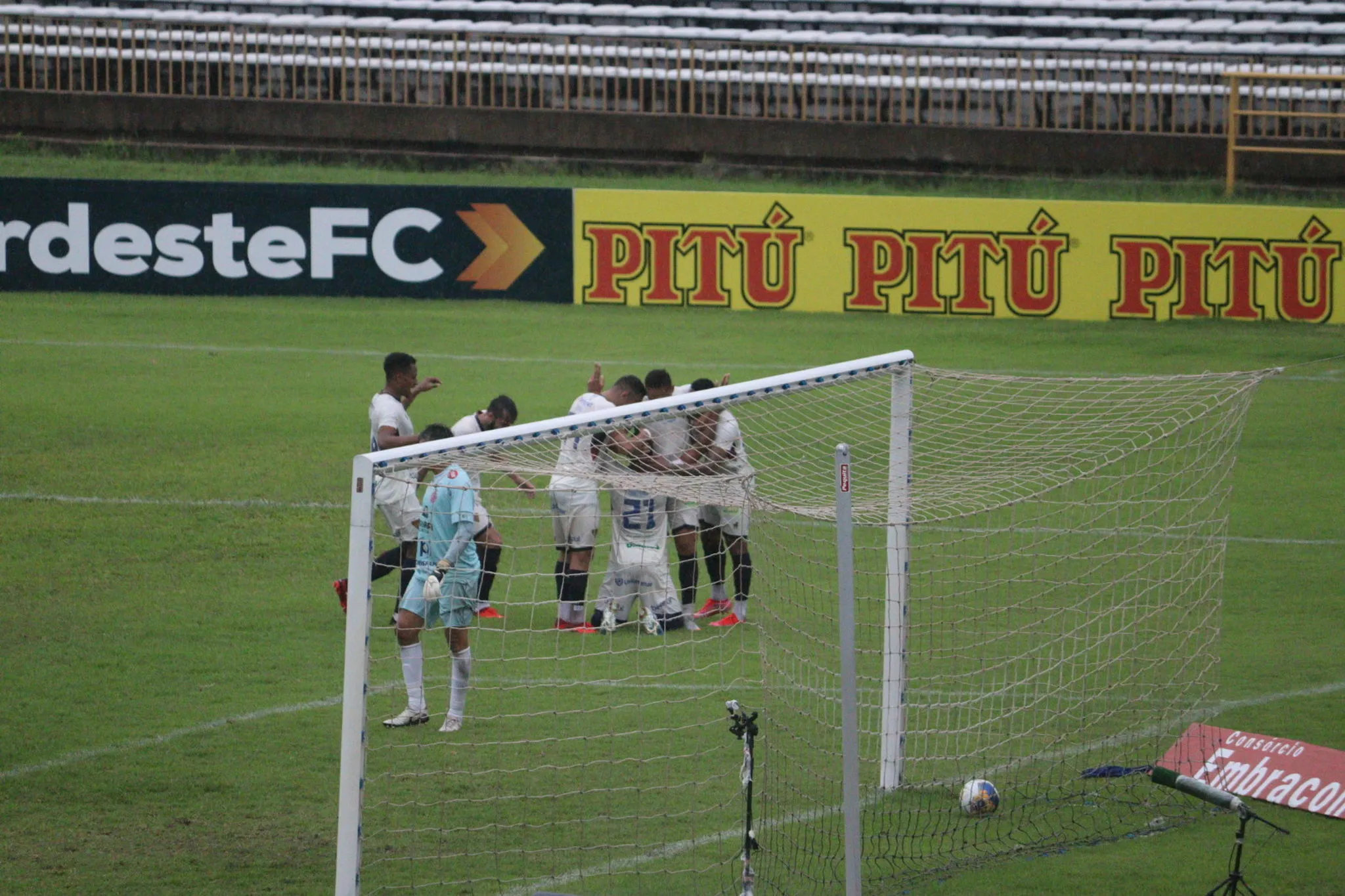 Jogadores do Fortaleza comemoram gol contra 4 de julho