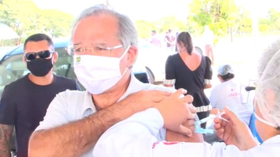 Ministro Paulo Guedes recebeu a vacina na tarde deste sábado (27)