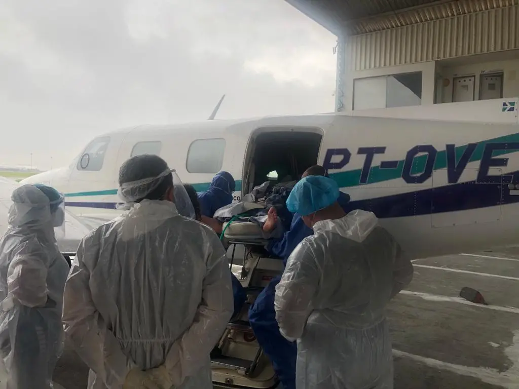 Coronel da PM sendo transferido em avião de Fortaleza para a Paraíba