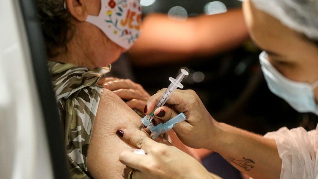 Esta é uma imagem da vacinação em Fortaleza