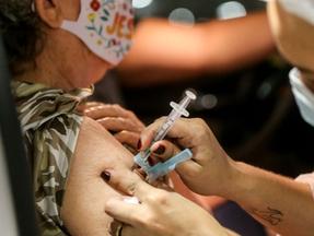 Esta é uma imagem da vacinação em Fortaleza
