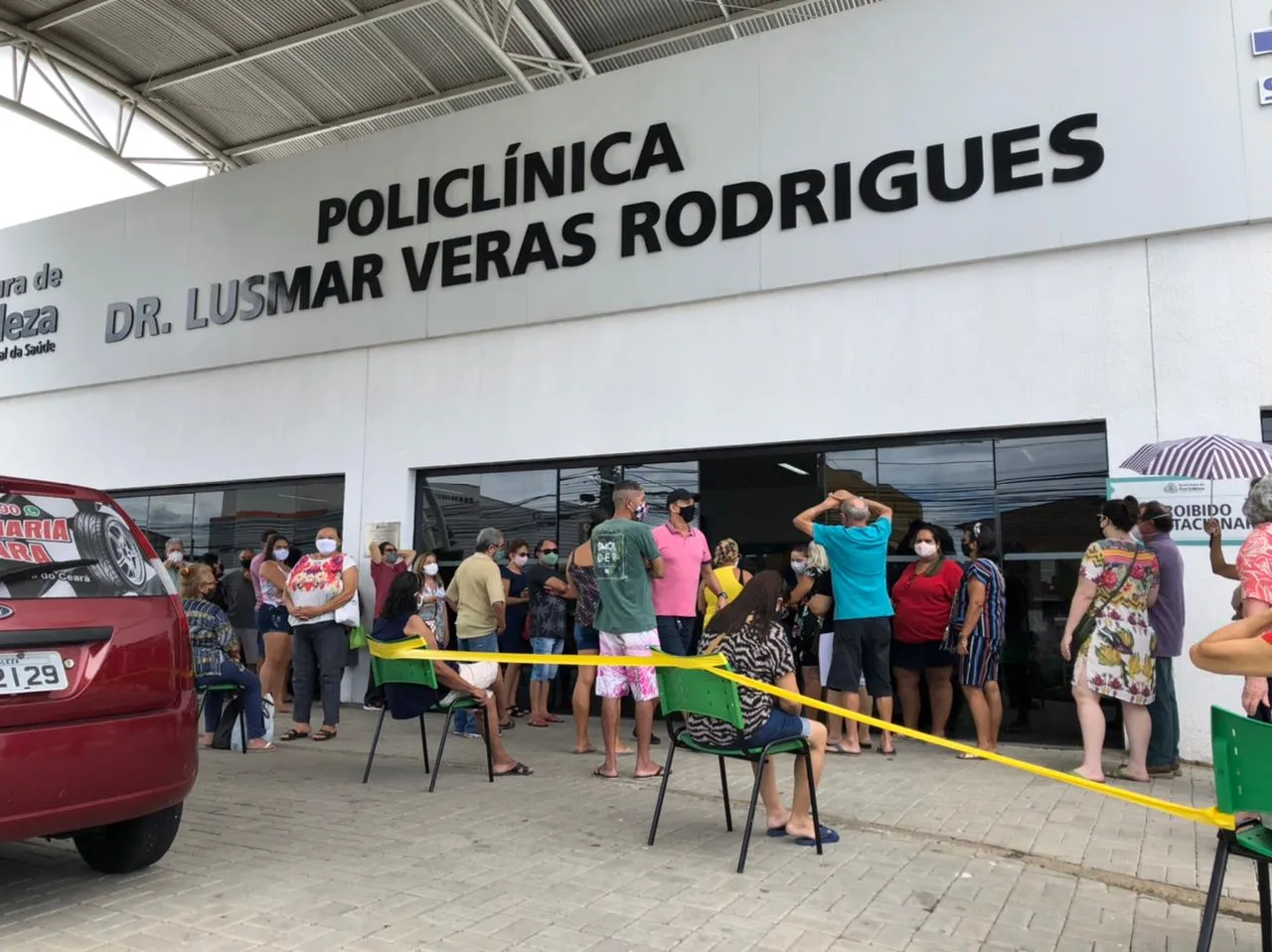 Profissionais da unidade buscaram orientar a população com as medidas sanitárias após as aglomerações.