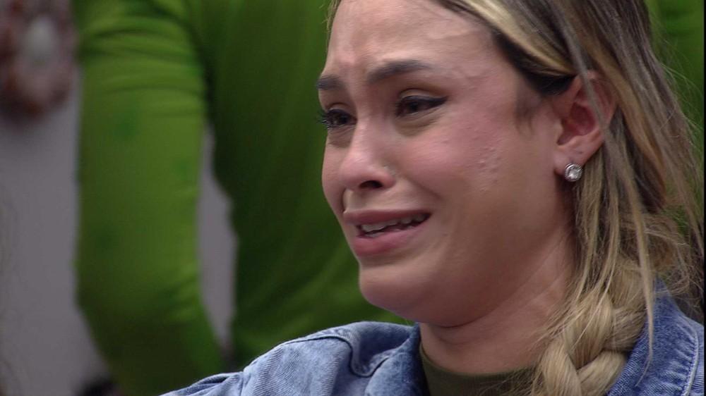 Sarah chorando após o conflito com Rodolffo na formação do paredão.