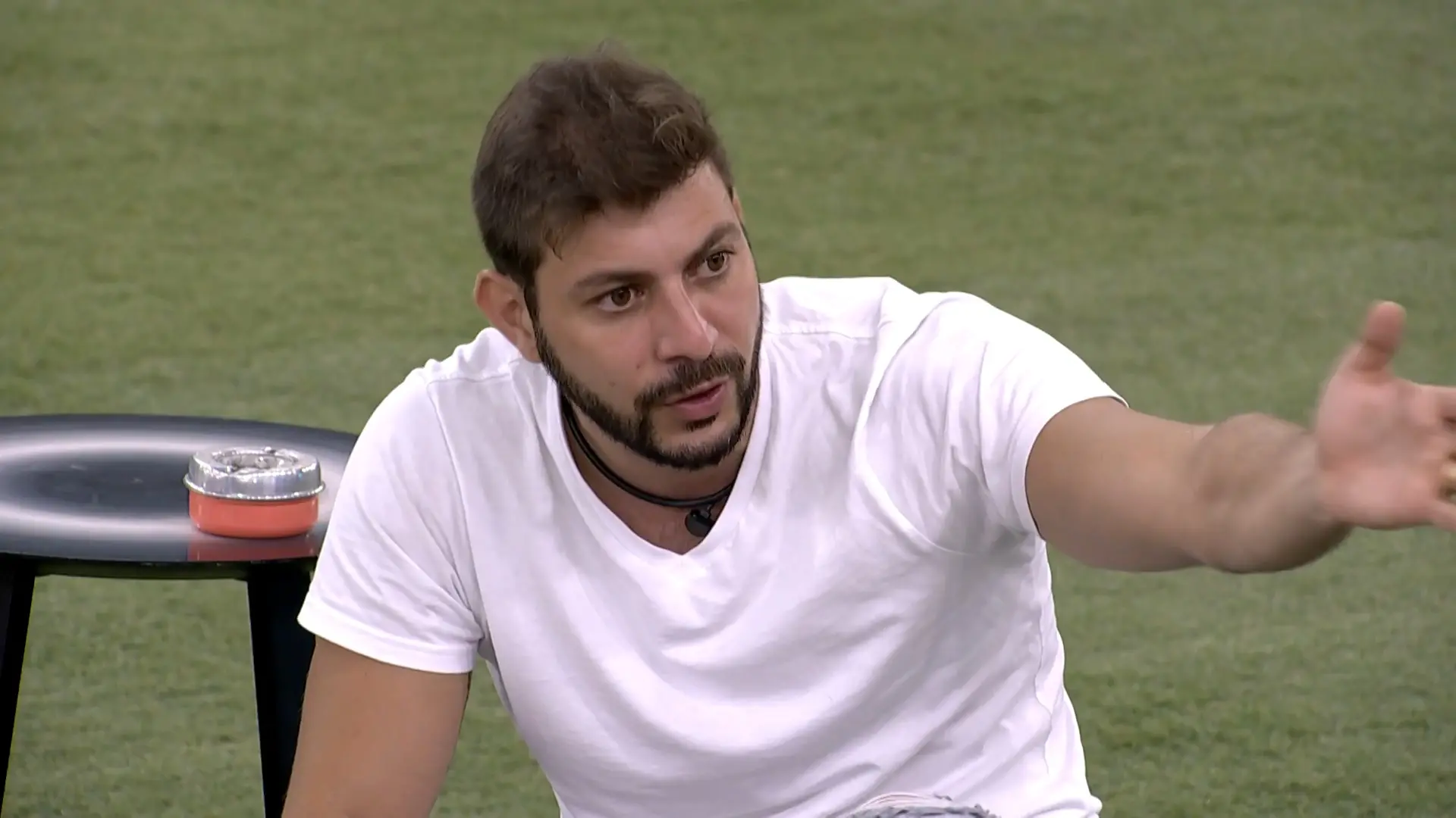 Caio conversando com Rodolffo sobre Juliette na área externa da casa