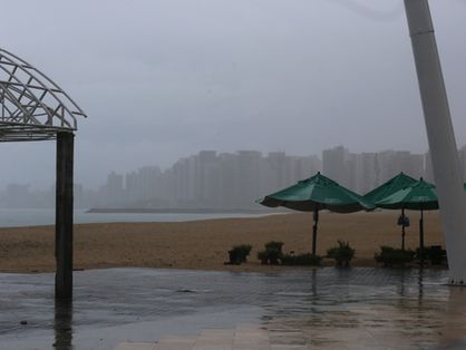 Chuva no Ceará, orla de Fortaleza após amanhecer com precipitações