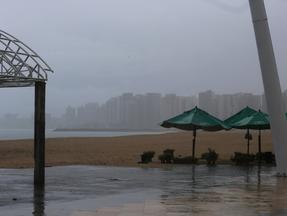 Chuva no Ceará, orla de Fortaleza após amanhecer com precipitações