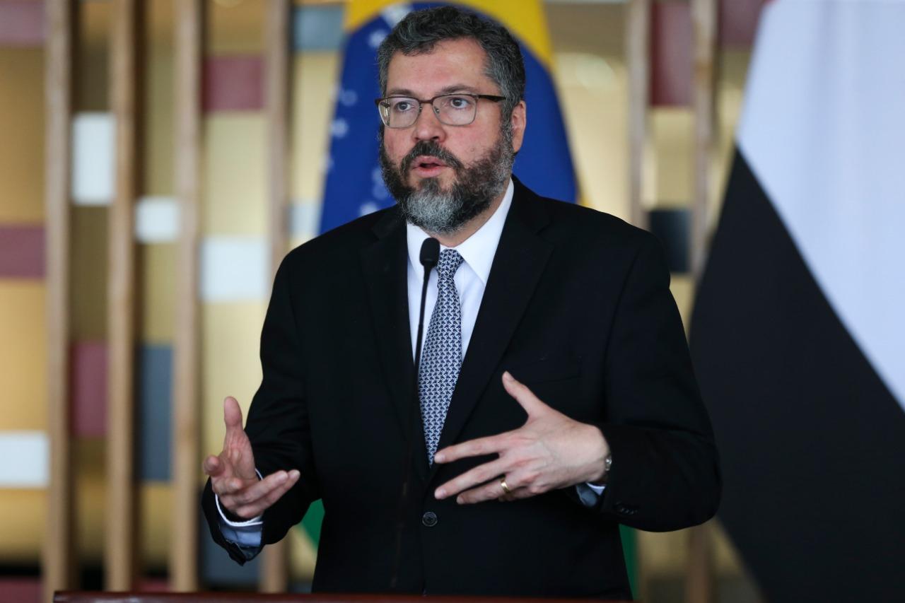 Ministro Ernesto Araújo gesticulando, ele deixou ministério das relações exteriores